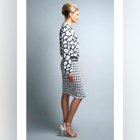 Diane Von Furstenberg 100% Silk Wrap Dress Size 8 - Picture 3 of 9